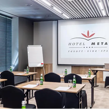 Отель Meta & Vine 4*